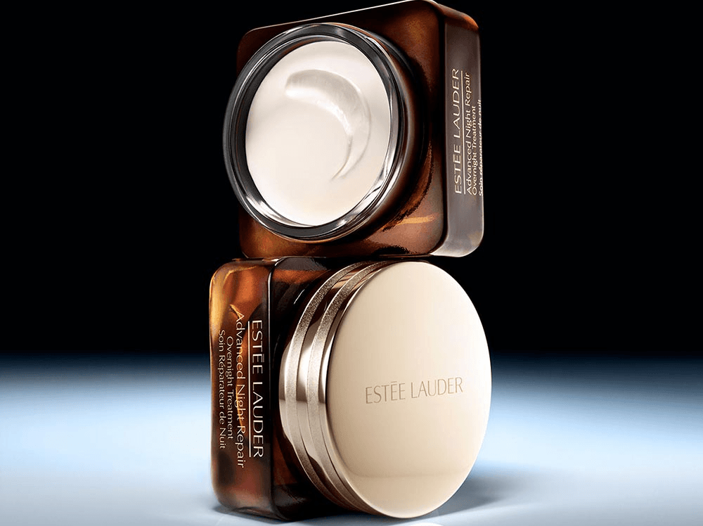 Как собрать дорожную косметичку Estée Lauder для ухода и макияжа в поездке?