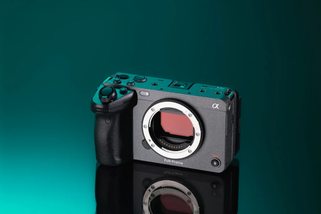Байонет E-mount камери Sony FX3 без об'єктива, видно повнокадровий сенсор і напис "Full-Frame" на корпусі, студійне тілове підсвічування.